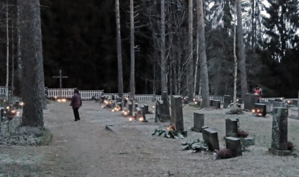Murtolahden hautausmaalle sytytettiin kynttilät
