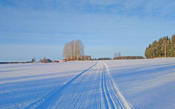Latu lehdään Murtolahteen moottori kelkalla.