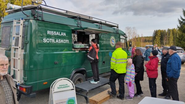 Sotilaskotiauto vieraili Sirkansalilla-