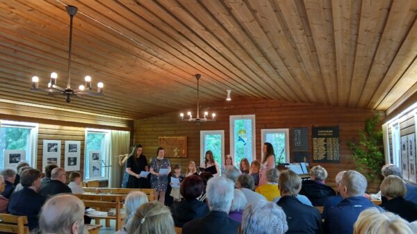 Messu alkoi Leutosten musiikki perheen esityksellä.