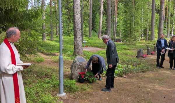 Kukka seppeleen lasku 100 vuotiaan hautausmaan muistomerkille.