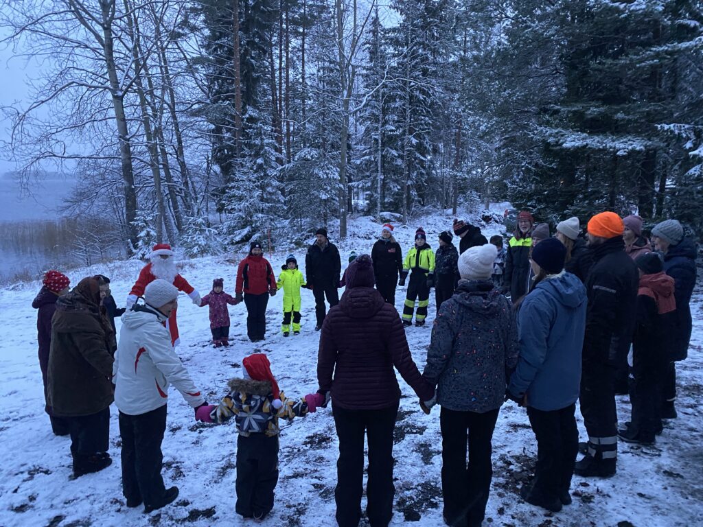 Pikkujoulua Hiekkaniemen laavulla. Kuvassa käynnissä piirileikki.